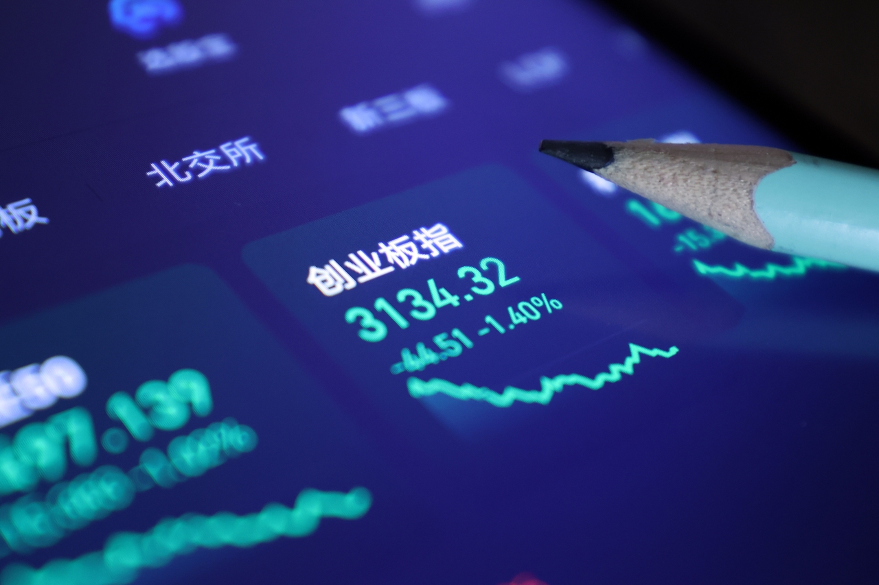 11月11日A股：创业板指高开低走跌1.4%