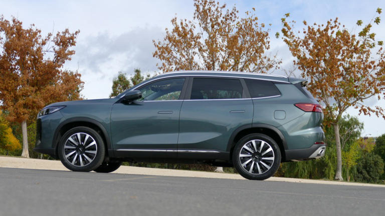 Probamos el Ebro s800 PHEV: Un SUV híbrido enchufable que ofrece 90 Km ...