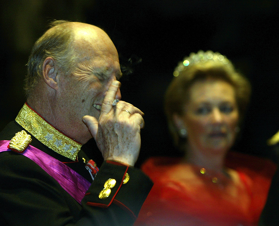 Kong Harald og dronning Sonja på statsbesøk i Belgia. Gallamiddag. Kong Harald tok seg en røyk til kaffen etter middagen. T.h. dronning Paola. Foto Knut Falch / NTB