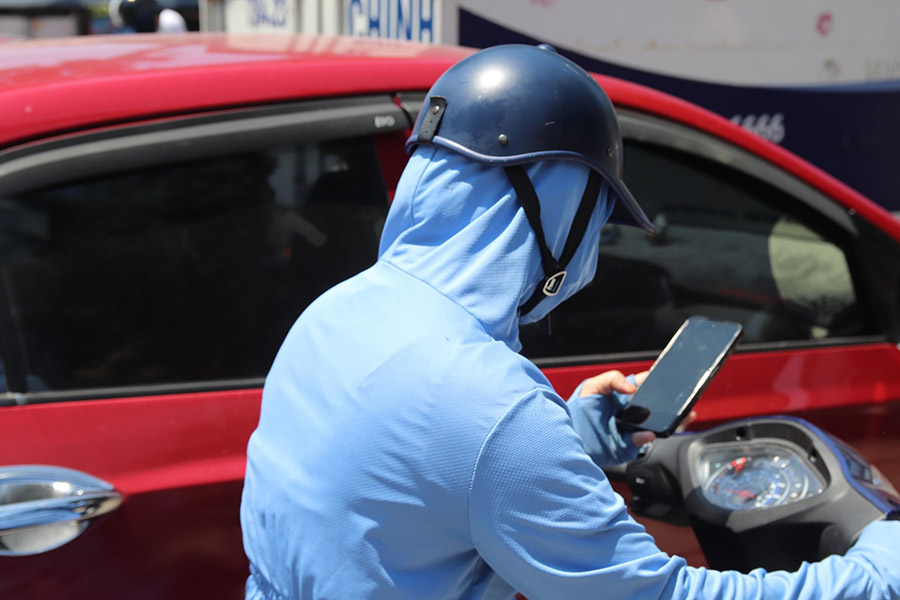 Cục CSGT phản hồi thông tin sử dụng điện thoại khi dừng đèn đỏ có thể bị phạt