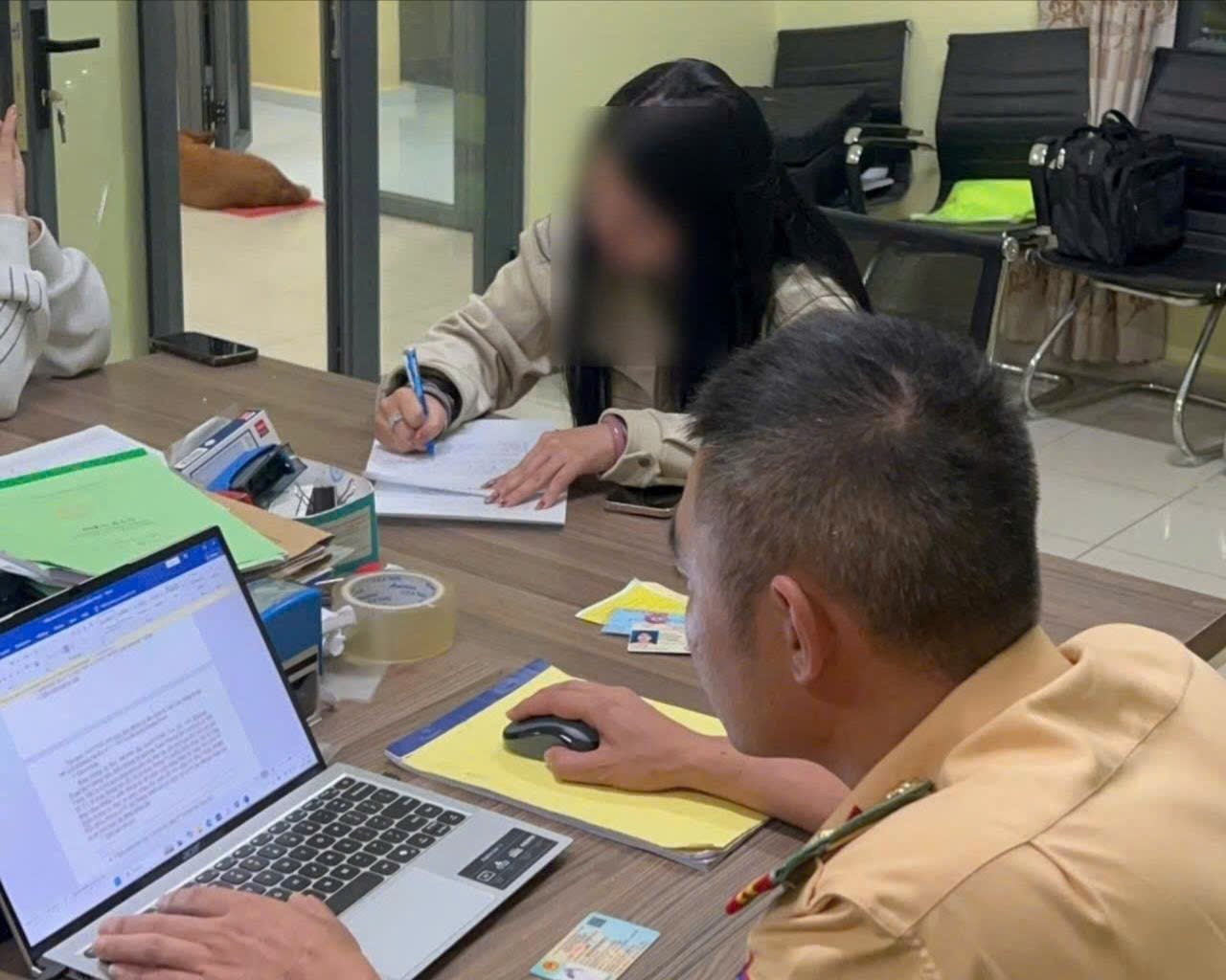 Xử phạt nữ tài xế không nhường đường cho đoàn xe ưu tiên trên cao tốc Liên Khương – Prenn