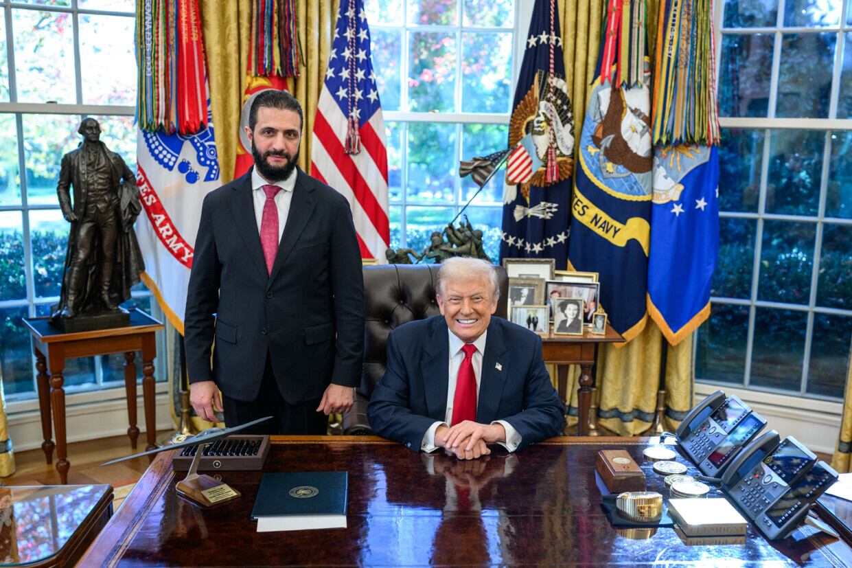Fotografía tomada de la cuenta en Truth Social @realDonaldTrump del presidente de Estados Unidos, Donald Trump, posando con homólogo sirio, Ahmed Al-Sharaa.