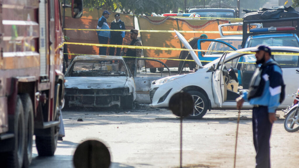 Suicide bomber kills at least a dozen people outside court in Pakistan ...