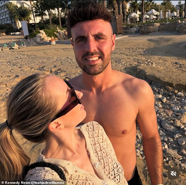 Las vacaciones de una pareja británica se arruinan cuando la isla cierra por el invierno, a pesar de haber aceptado sus reservas