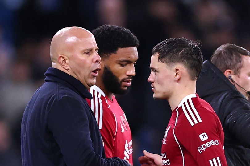 Arne Slot afirmó que una solución rápida mejorará la defensa del Liverpool y liberará el potencial de Florian Wirtz.