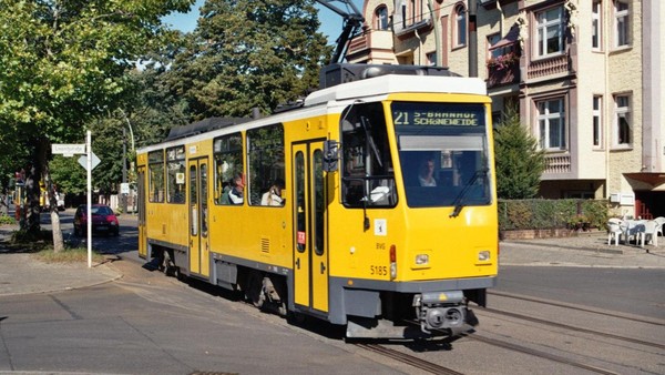 Tram 21 zur Abschiedsfahrt mit historischem Tatra-Wagen unterwegs