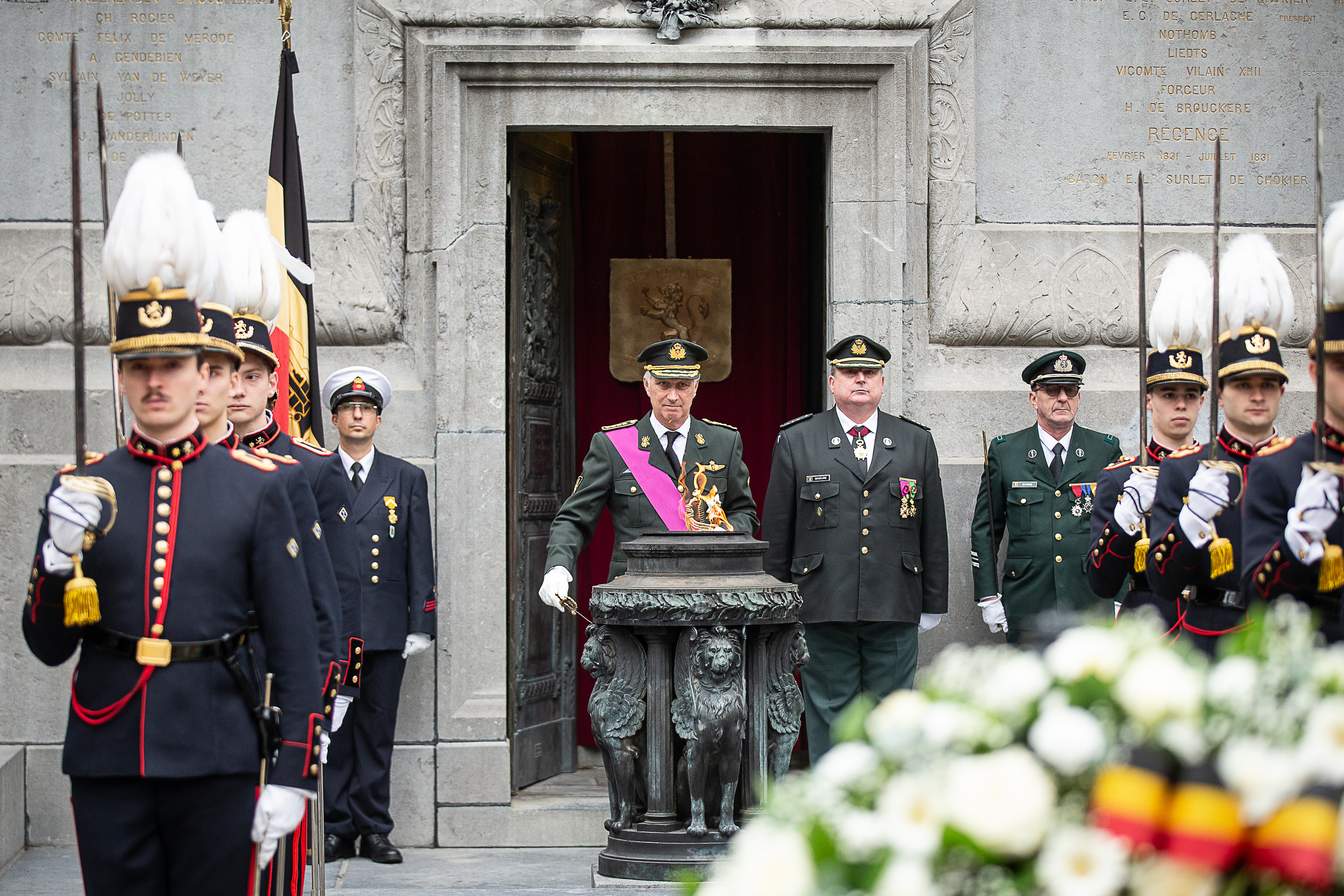 Koning Filip herdenkt wapenstilstand aan Graf Onbekende Soldaat aan ...
