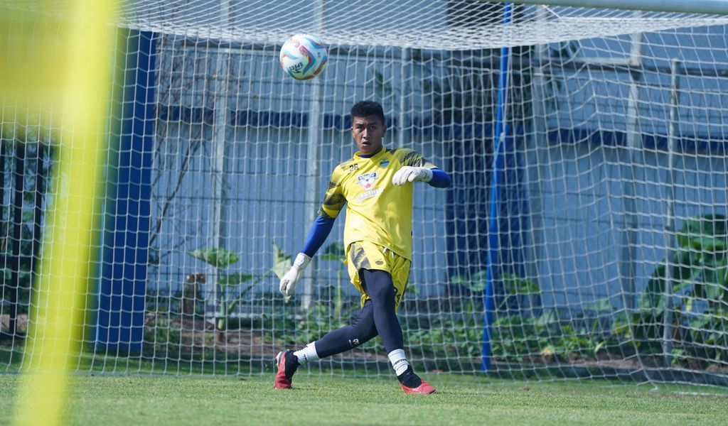 Senyum Bahagia Kiper Muda di Persib Bandung