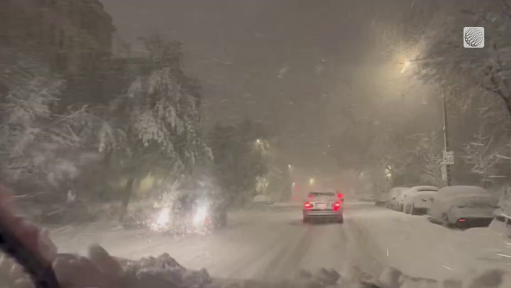 Heavy snow knocks out power to thousands in Quebec