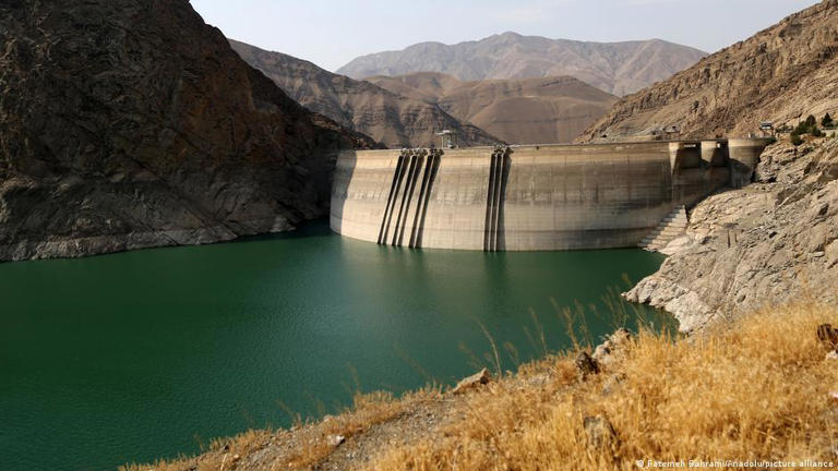 Плотина Амира Кабира, одно из пяти основных водохранилищ, снабжающих водой Тегеран, этим летом упала до исторического минимума