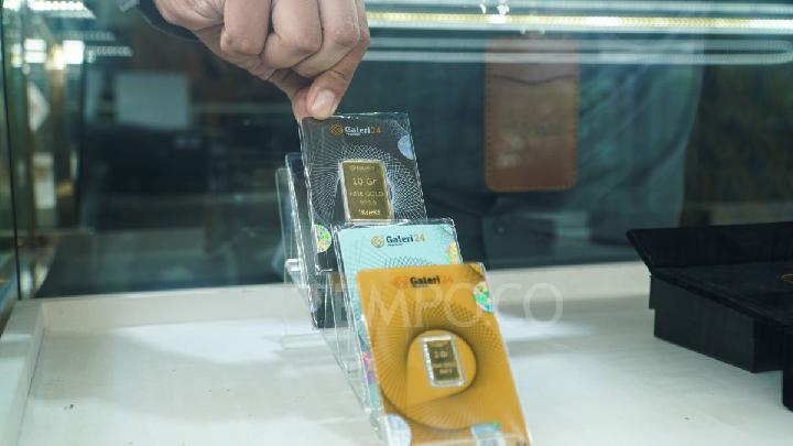 Harga emas Antam hari ini turun menjadi Rp 2,4 juta per gram