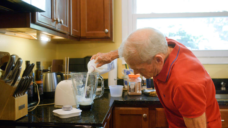 79-year-old certified nutritionist who can lift twice his weight shares ...