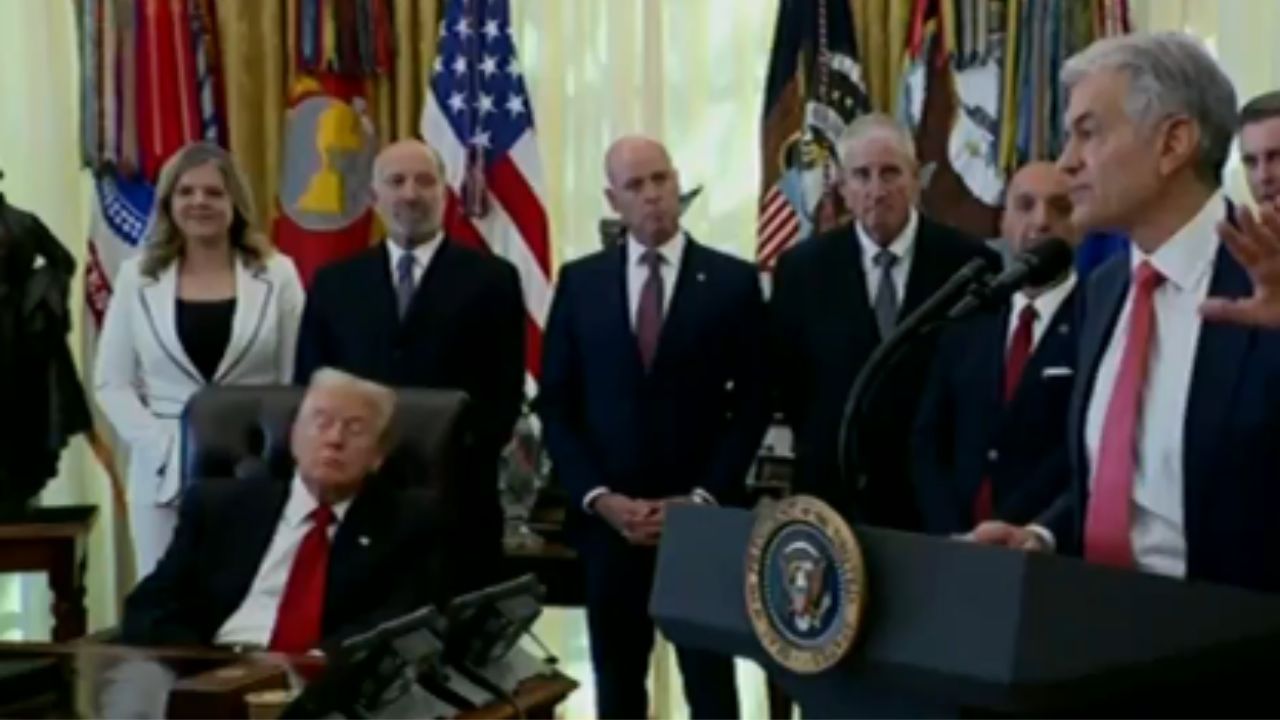 Donald Trump caught “sleeping” during a White House press conference