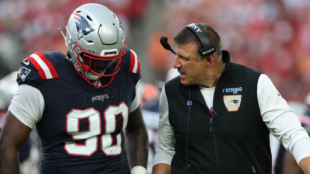 How Patriots’ Mike Vrabel addressed tense exchange with Christian Barmore<br><br>
