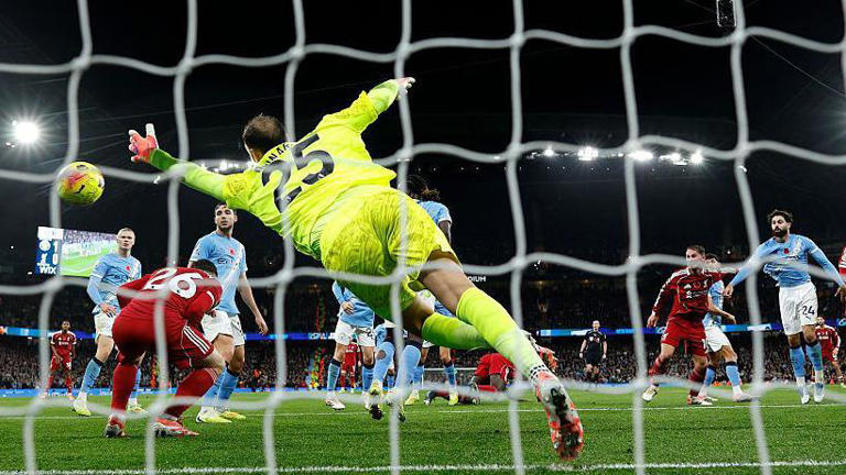 Webb respalda a los árbitros tras la anulación del gol del Liverpool.