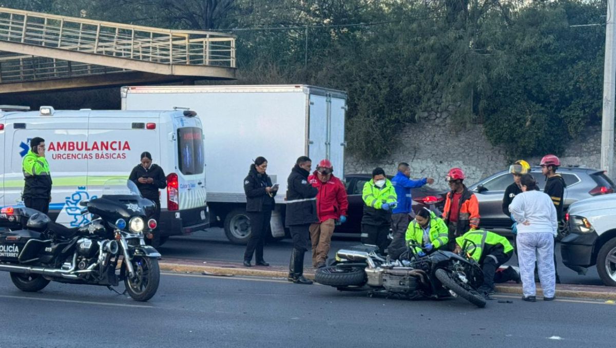 Motociclista resulta lesionado tras choque de dos autos en Monterrey