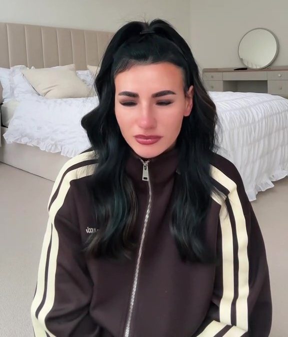 Influencer breaks down in tears during apology admitting she faked