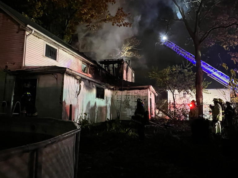 Man dies trying to save his dogs from Ohio house fire