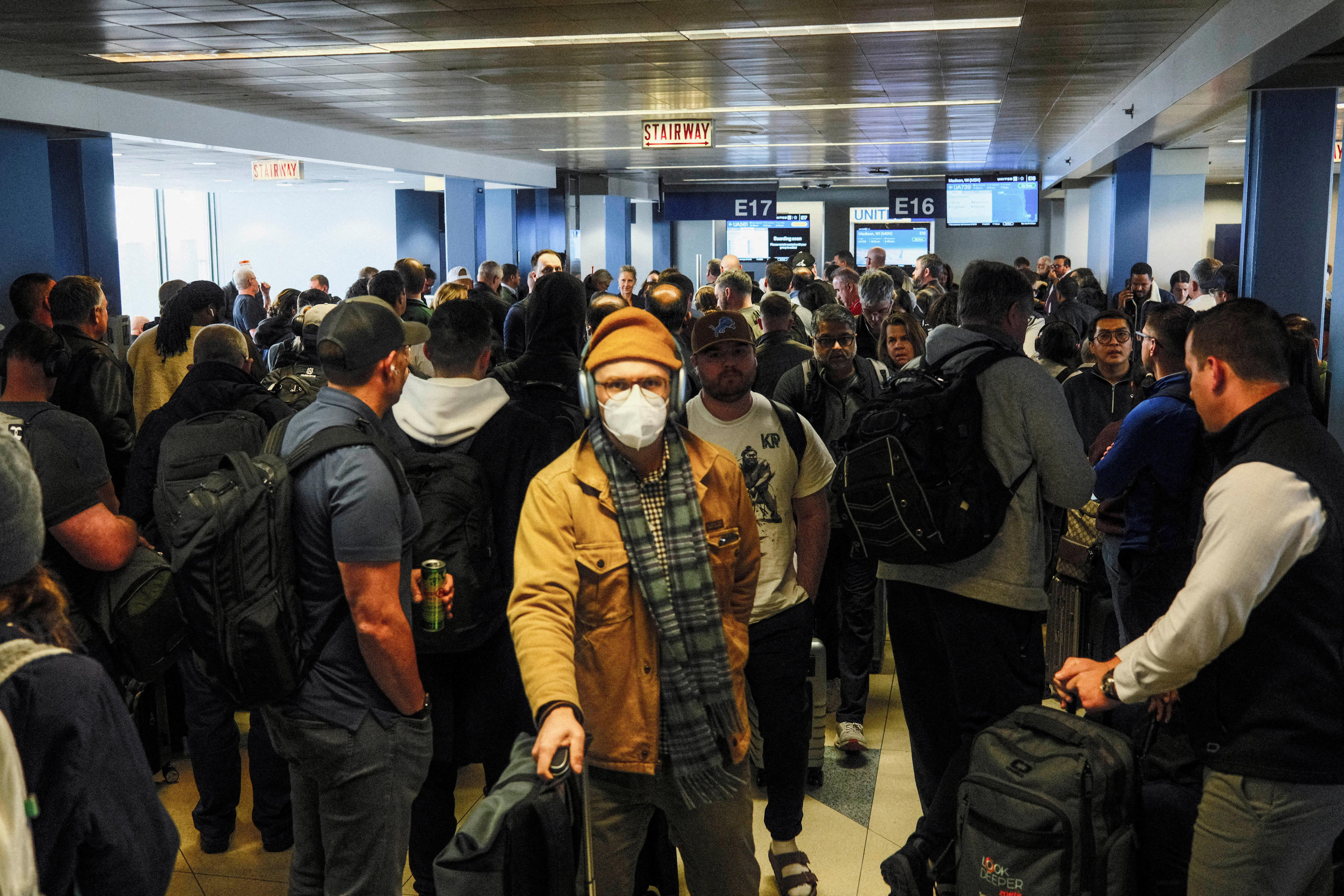 Airlines, FAA in talks about when flight cuts will stop as shutdown ...