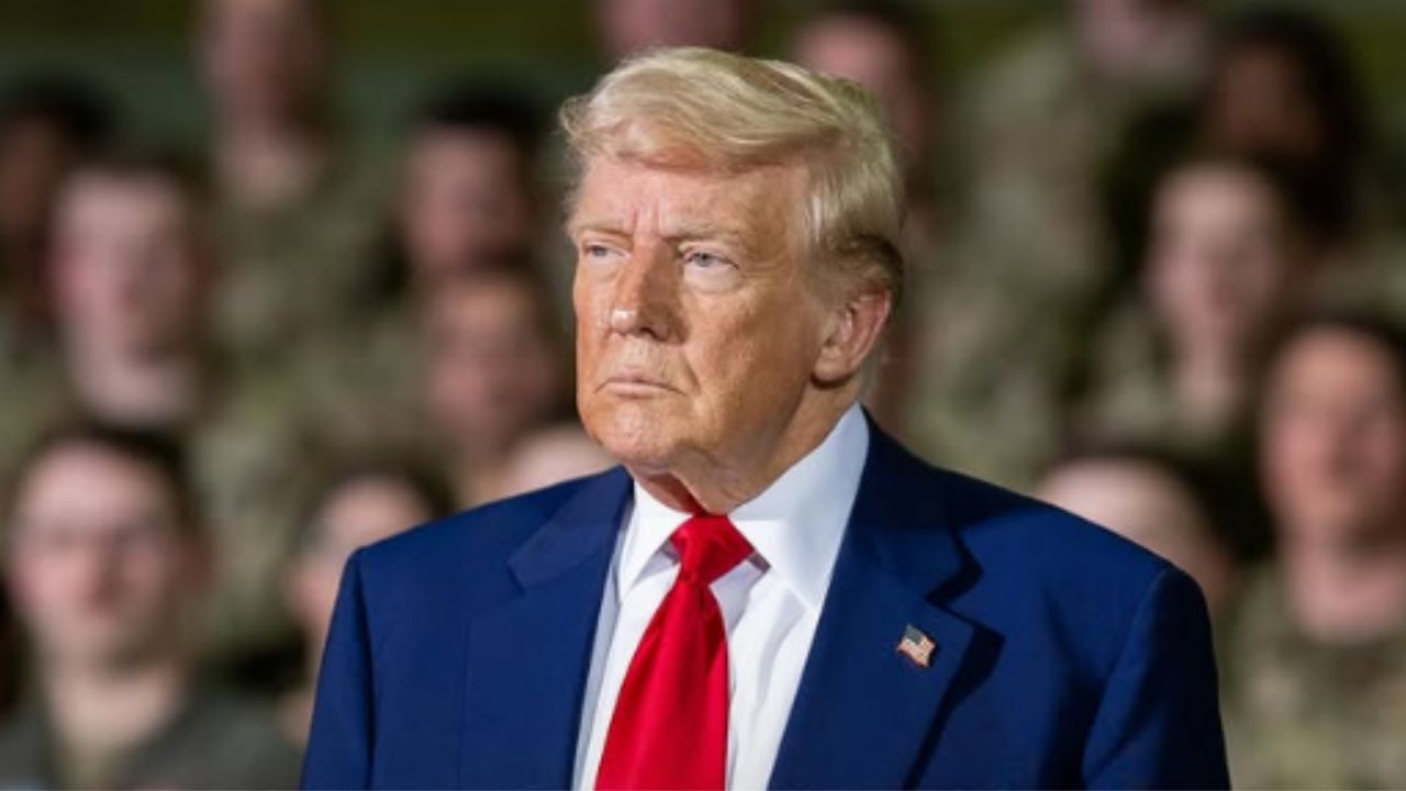 Donald Trump caught “sleeping” during a White House press conference