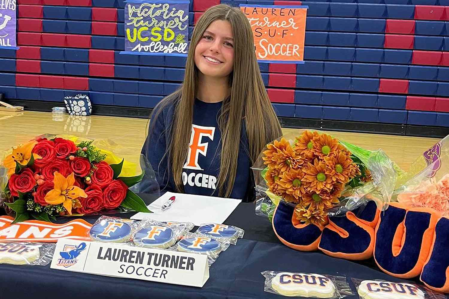 Jugador de fútbol de Cal State Fullerton fallece en cuidados paliativos 6 semanas después de ser atropellado por un camión mientras conducía un patinete.