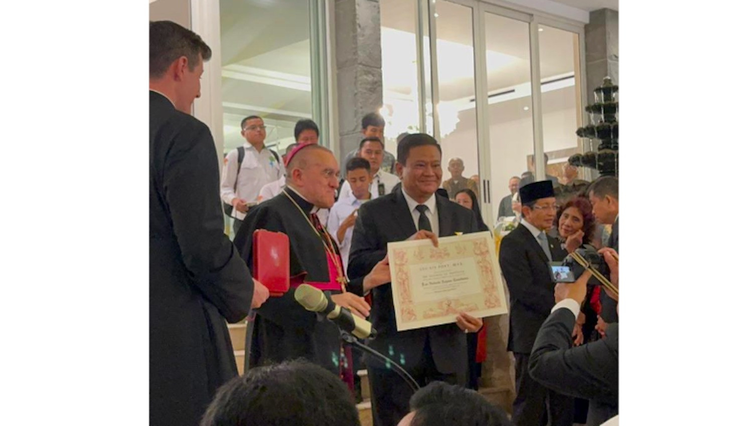 Tokoh Katolik Indonesia Heribertus Dahana Dianugerahi Penghargaan Paus Leo XIV