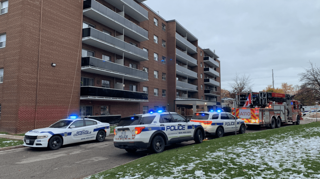 1 dead, 4 hospitalized after apartment fire in Mississauga