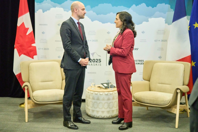 Le ministre français des Affaires étrangères Jean-Noël Barrot et son homologue canadienne Anita Anand, le 11 novembre 2025, à Niagara