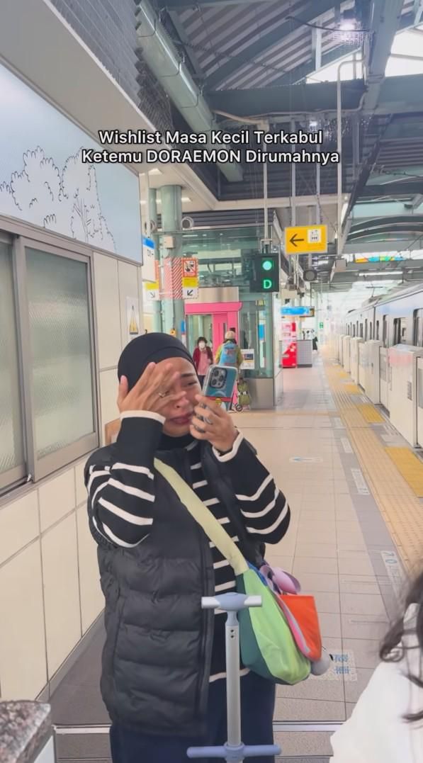 7 Potret Keluarga Tantri Kotak Liburan di Jepang, Berkunjung ke Museum Doraemon!