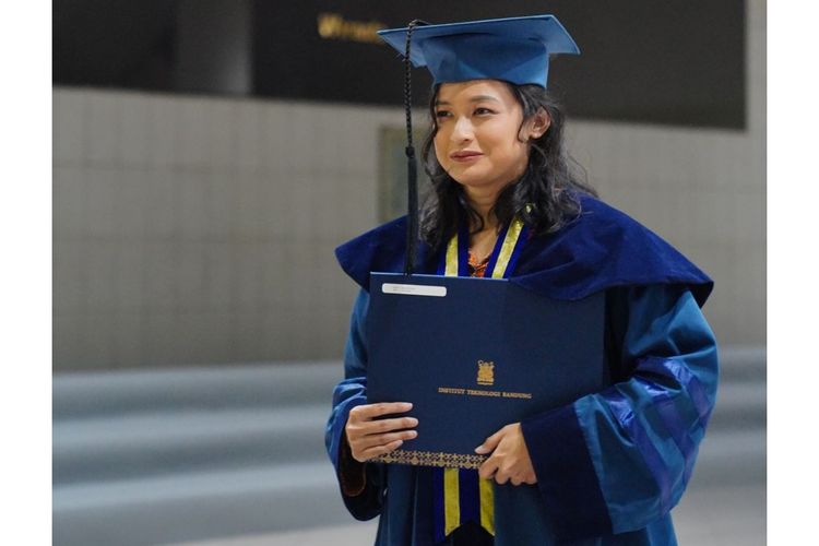 Jessie 25 Tahun Jadi Doktor ITB dengan Predikat Summa Cumlaude