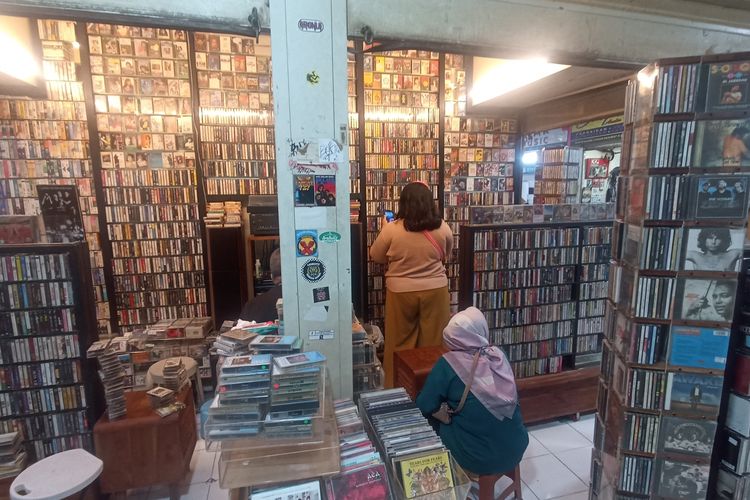 Ketika Andri dan Untung Melestarikan Musik Lawas di Blok M