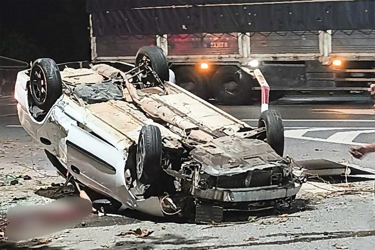 Ô tô tông biển báo bên đường rồi lật ngửa, tài xế tử vong trong đêm
