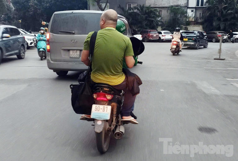 Báo điện tử Tiền Phong Hình ảnh tài xế che biển số xe. Ảnh: Thanh Hà 1