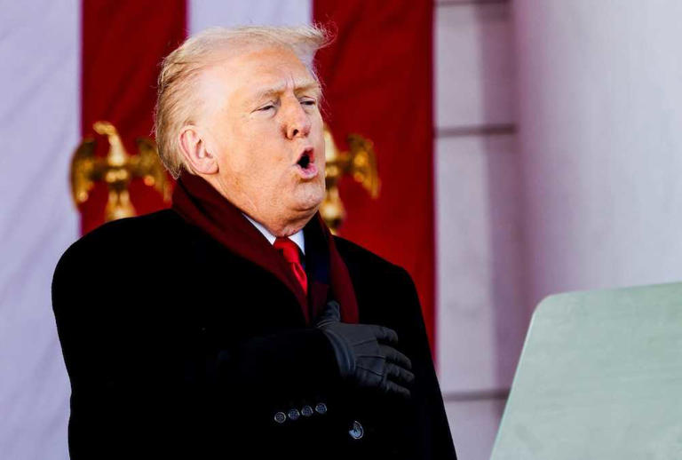 Trump seen stumbling over 'God Bless America' lyrics at Veterans Day ...