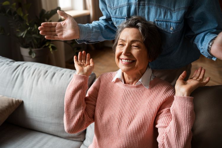 8 Kebiasaan Pagi yang Bikin Senyum Sepanjang Hari di Usia 70-an