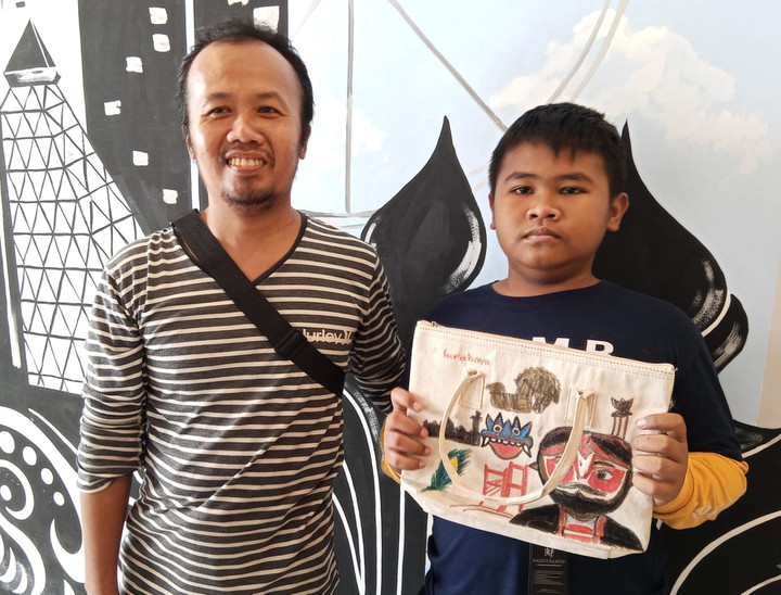 Ayah di Surabaya yang Berhasil Menjadi Pelukis Andal Bersama Anaknya Slow Learner 2 AA1Qg46w