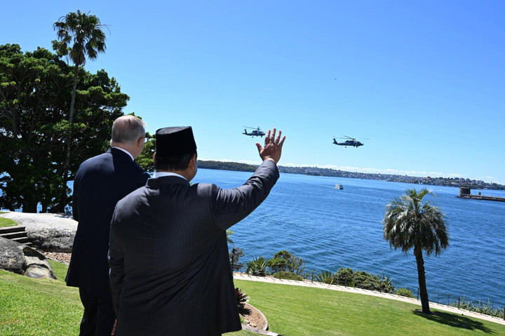 Saat Helikopter Black Hawk Sapa Prabowo-PM Albania Jelang Pertemuan Bilateral