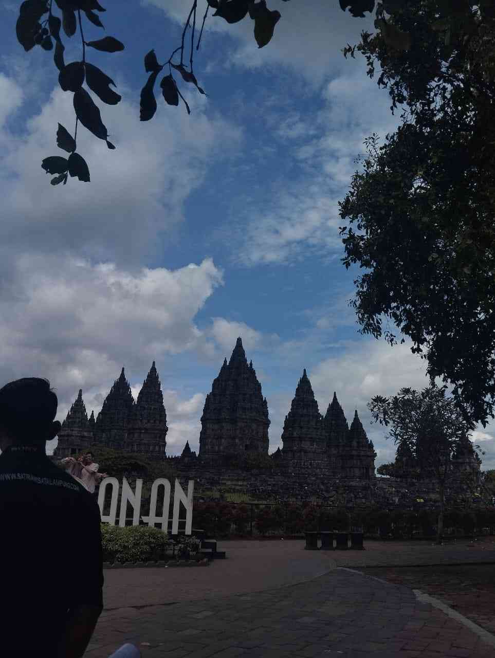 Candi Prambanan: Perjumpaan Tiga Zaman - Mitos, Modern, dan Media Sosial