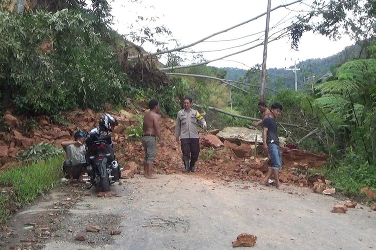 Longsor Tutup Jalur Palopo-Luwu, Warga Terjebak Semalaman