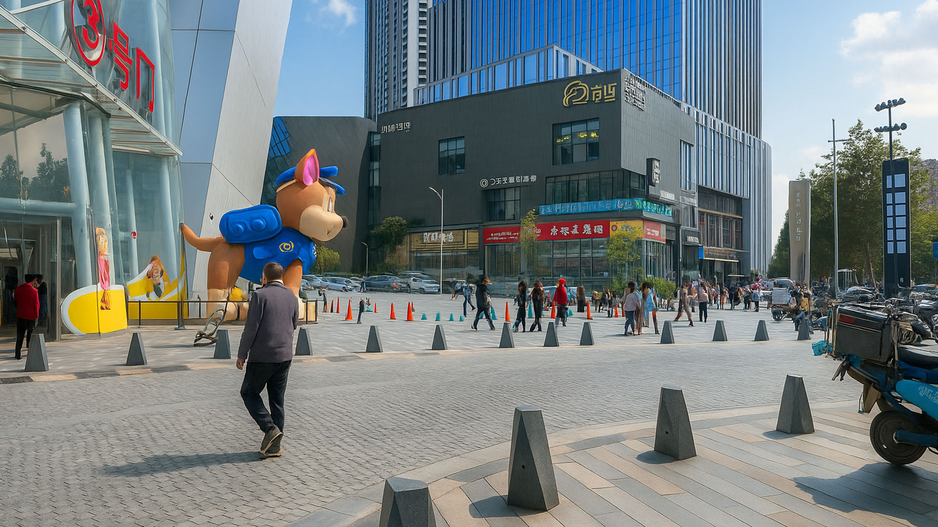 Everyday Scenes at a Chinese Shopping Center