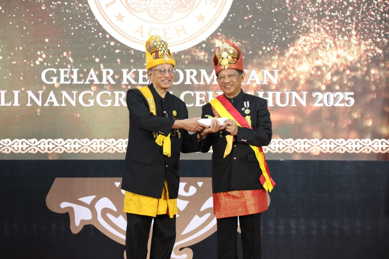 Mendagri Tito Dianugerahi Gelar 