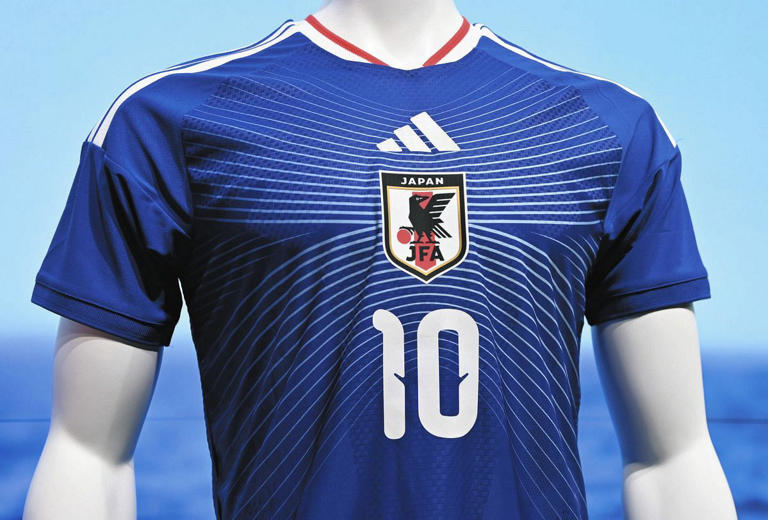 サッカー日本代表、堂安律が新ユニホーム10番、久保建英は20番 練習