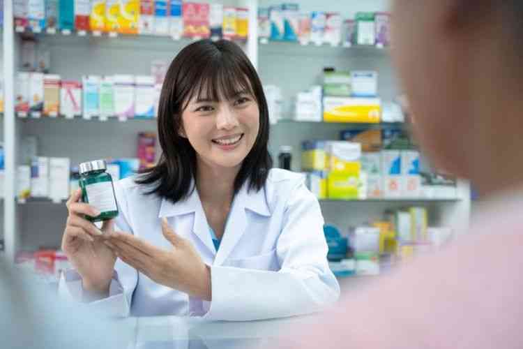 Melayani dengan Ilmu, Mengabdi dengan Hati: Makna Sejati Profesi Apoteker