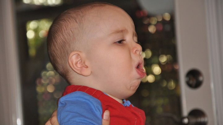 Cara Sederhana Membedakan Batuk Biasa dan Pneumonia pada Anak