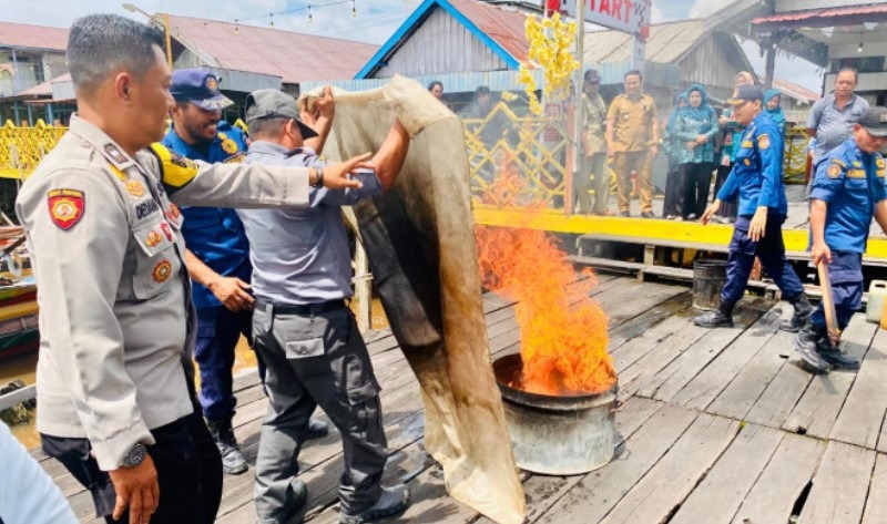 Warga Raja Seberang Ikut Pelatihan Kebakaran, Praktik Langsung Pakai APAR