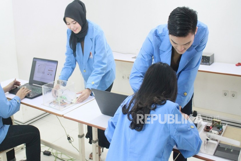 Mahasiswa UNM Lolos PIMNAS 2025, Bukti Keunggulan Kampus Bisnis Digital