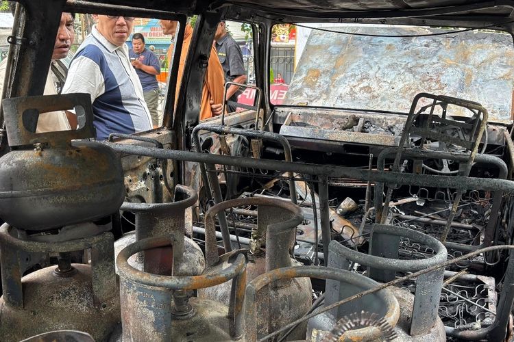 Pengemudi Merokok Saat Muat Tabung Gas, Kebakaran Hebat!