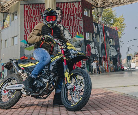 Ban Karet Lunak Jadi Pilihan di Supermoto, Ini Penyebabnya