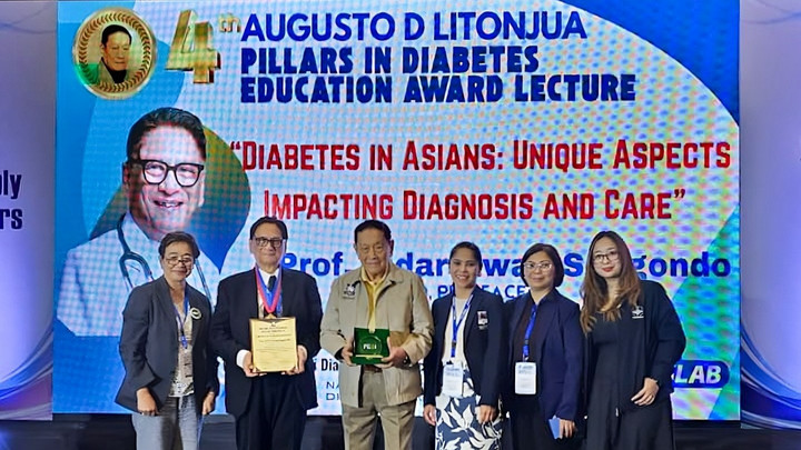 Profesor Eka Hospital Meraih Penghargaan Internasional di Filipina