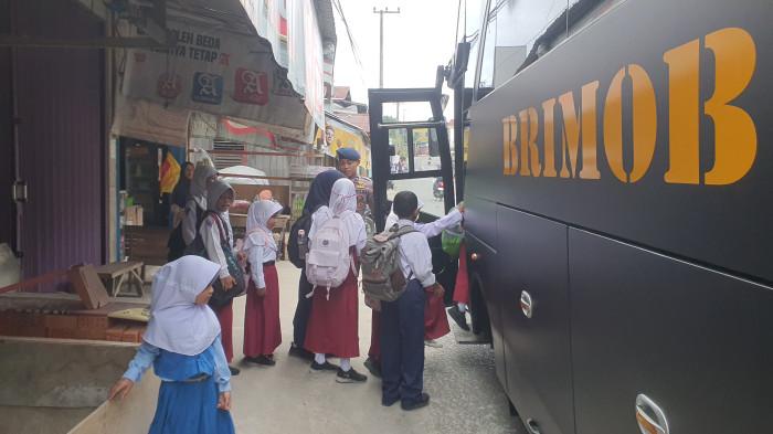 Anak-anak Balikpapan Antusias Naik Bus Sekolah Gratis dari Brimob Polda Kaltim
